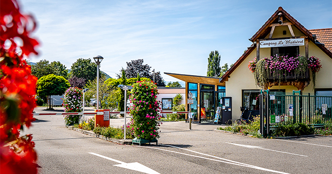 De receptie van de camping le Médiéval in de Elzas