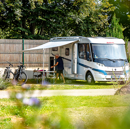 der Stellplatz für Zelte auf dem Campingplatz le Médiéval in Turckheim im Elsass