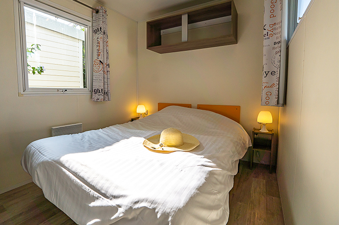 The bedroom of the Brand mobile home, 6 people, for rent at the Médiéval campsite in Alsace