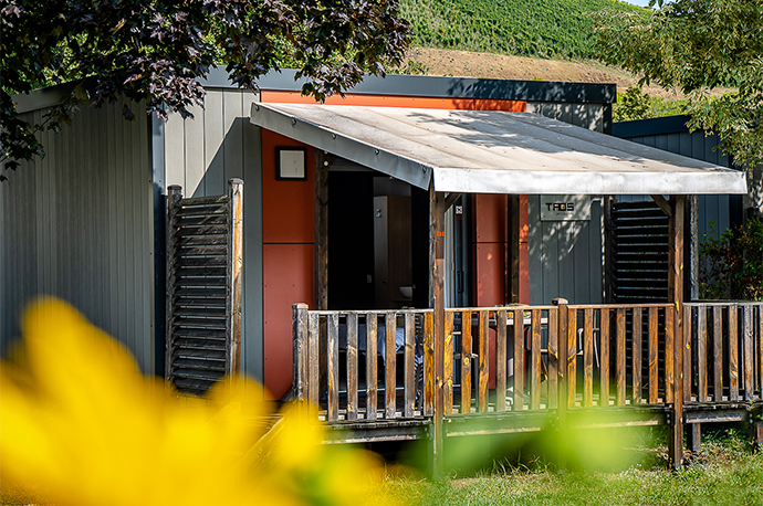 De open woonkamer met televisie, tafel en bank in de stacaravan Taos voor 2 personen op camping Médiéval in Turckheim