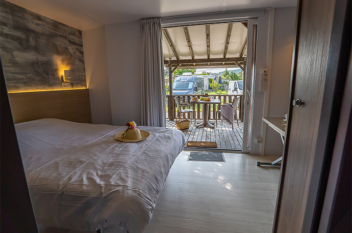 The bedroom with a double bed in the Taos mobile home rental for 2 people at the Médiéval campsite in Alsace