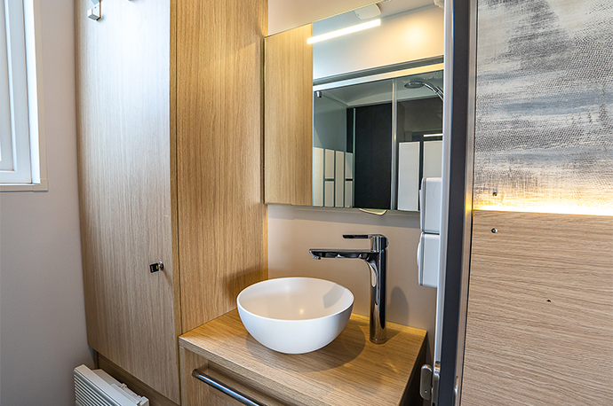 Bathroom of the Taos mobile home rental for 2 people at the Médiéval campsite in Turckheim