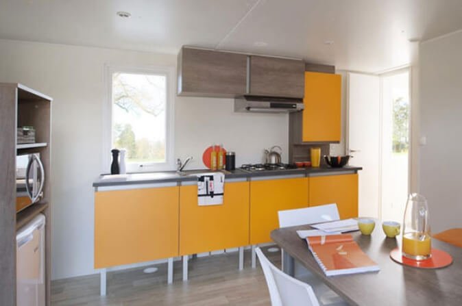 The fully equipped kitchen of the Turenne mobile home for 6 people, for rent at the Médiéval campsite in Alsace
