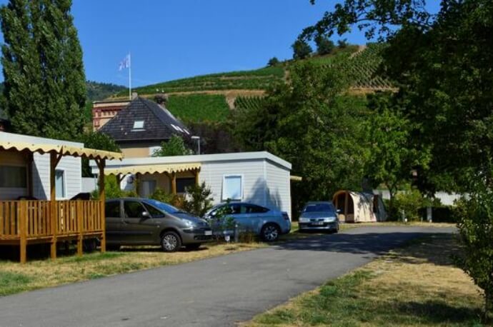 Buitenaanzicht van de stacaravans Turenne, te huur op camping Le Médiéval in Turckheim