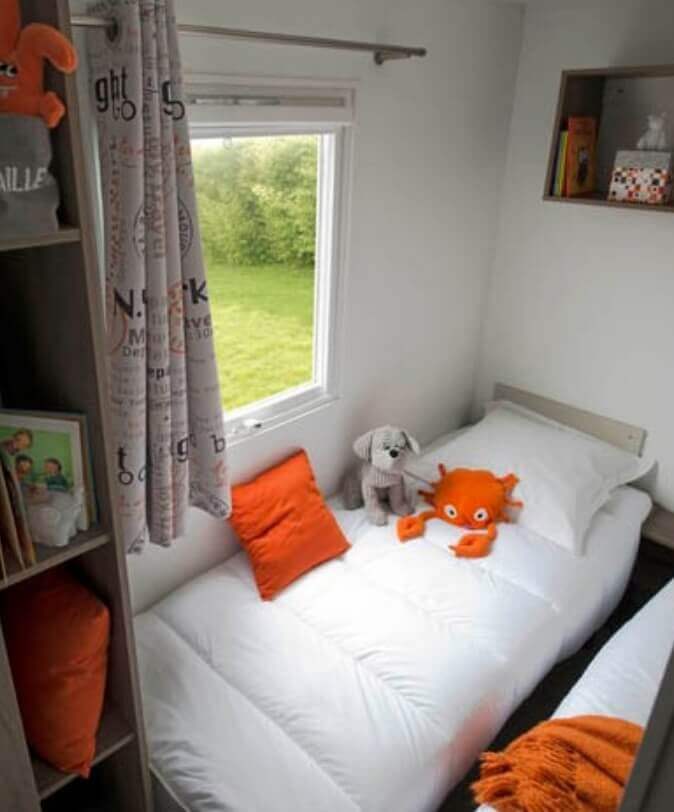 Veilleur mobile home rental in Haut-Rhin at the Médiéval campsite in Turckheim: bedroom with 2 beds (80x190)