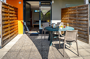 Terrace facing South with outdoor garden furniture of the Galz Room StopEtape accommodation, of the Médiéval campsite labelled cycling home near Colmar